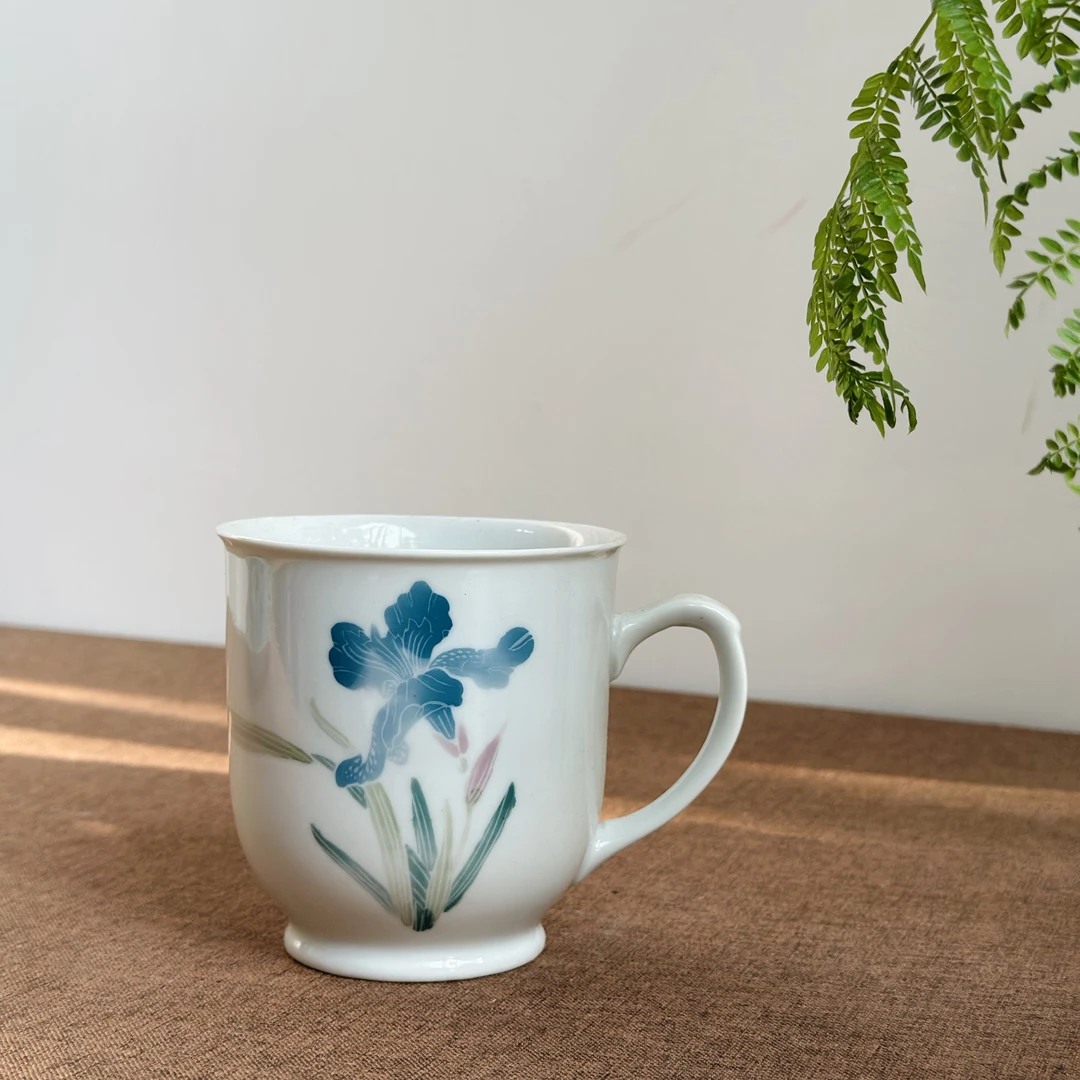 釉下五彩手绘蝴蝶兰胜利杯有小冲线福利价