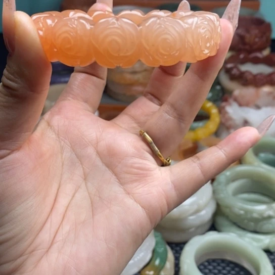 石英质玉未镶嵌雕花手镯