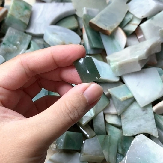 翡翠挂件未镶嵌谢**谢翡翠原石