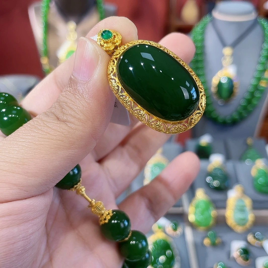 和田玉18K金镶嵌颈饰