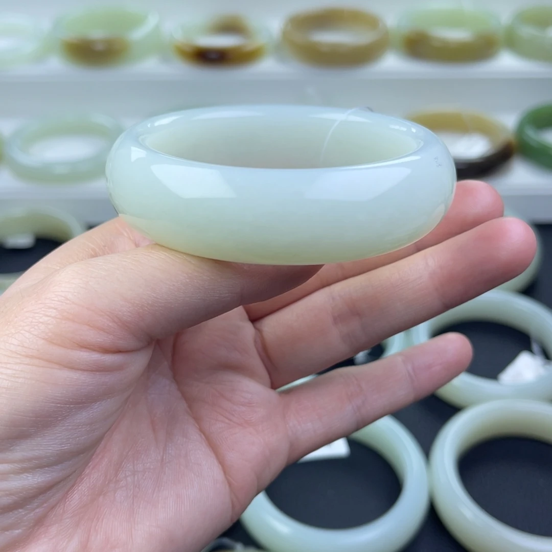 和田玉未镶嵌手镯