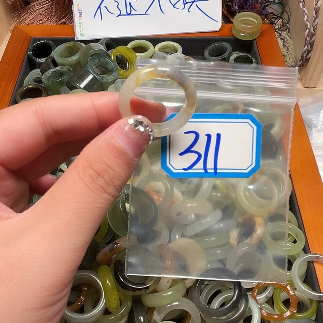 山***瑰未镶嵌蛇纹石玉珠宝奇石