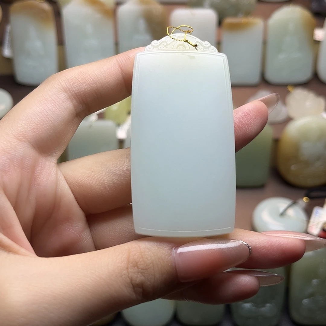 大***i和田玉未镶嵌颈饰