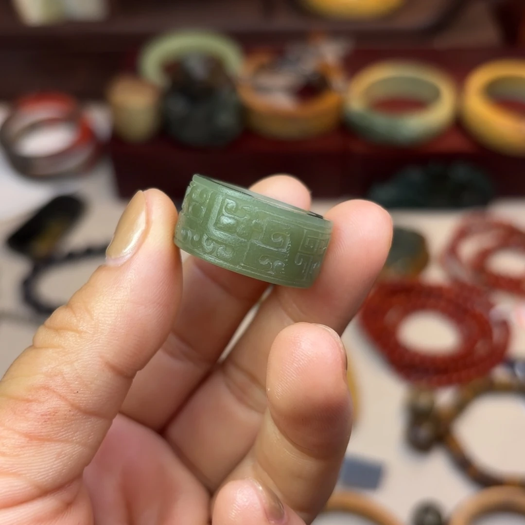 和田玉颈饰未镶嵌画****界