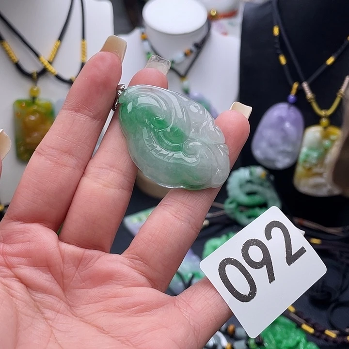 翡翠未镶嵌吊坠(赠链)