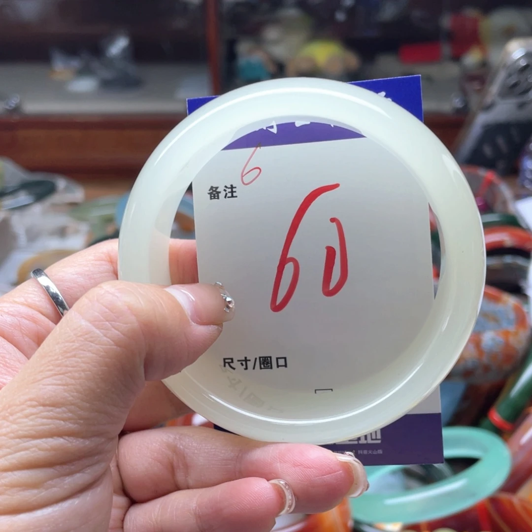 颈饰未镶嵌石英岩玉