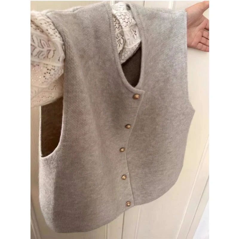 高级感单排扣针织马甲慵懒风背心女春秋叠穿外搭坎肩毛衣无袖上衣