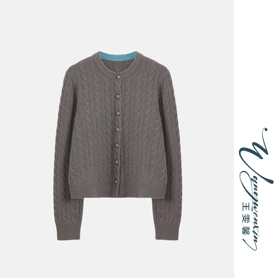 【王雯馨】“悠然闲趣”秋冬时髦高级感绞花纽扣圆领针织长袖毛衣开衫