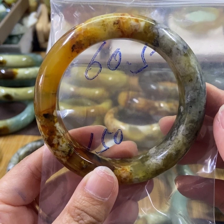 蛇纹石玉未镶嵌手镯娇***女