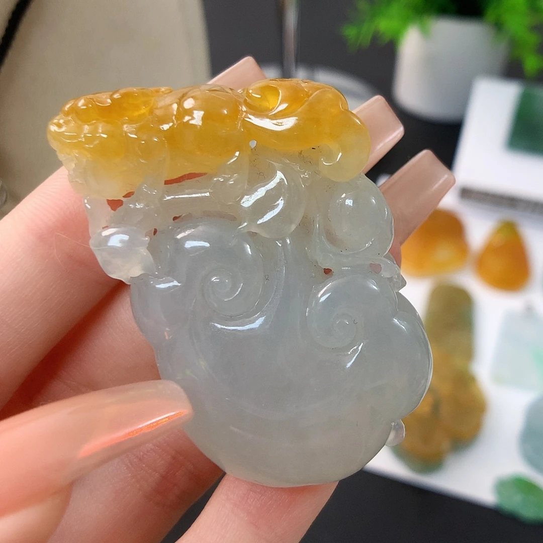 翡翠未镶嵌颈饰如意