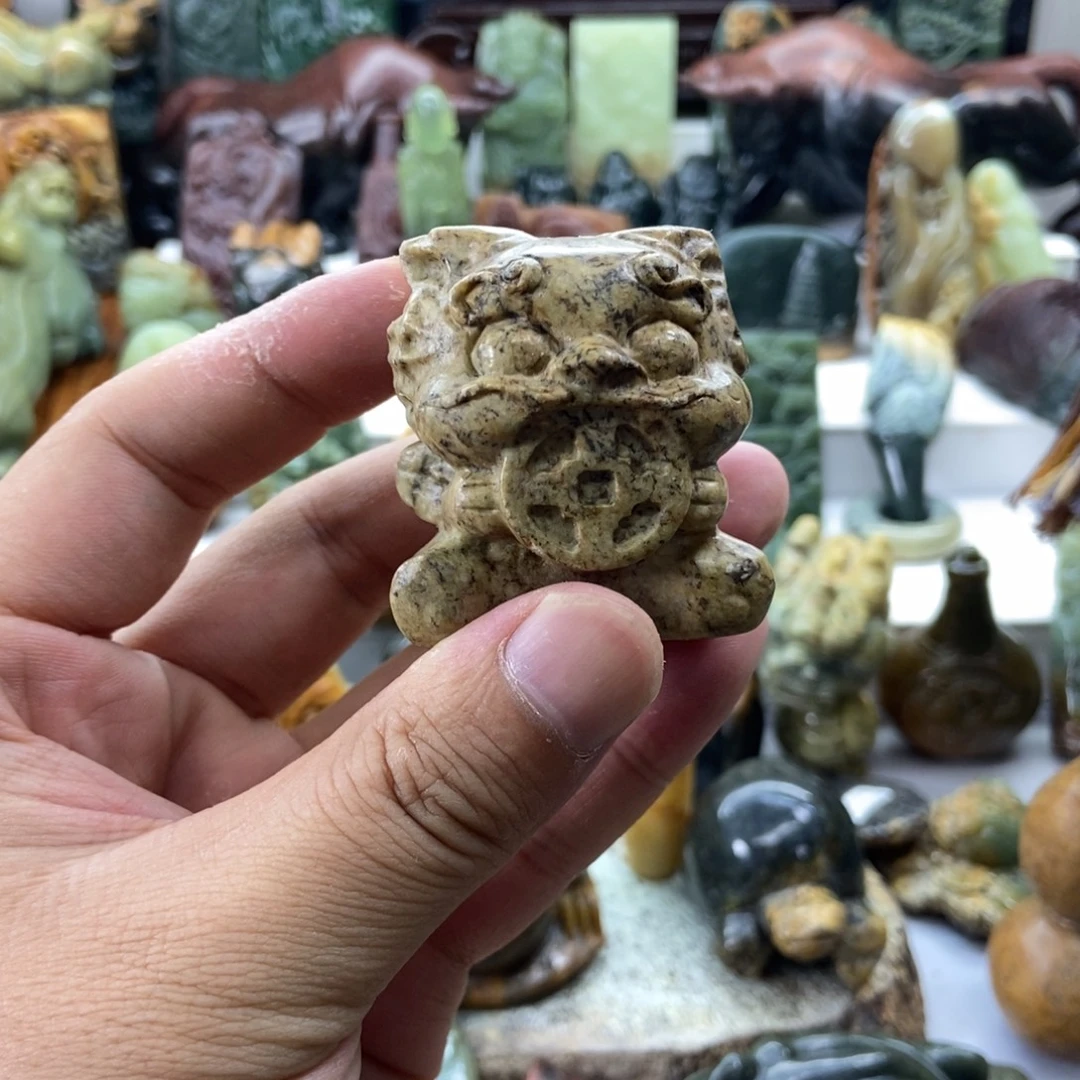 未镶嵌岫岩河磨玉（透闪石质玉）把件