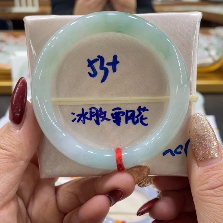 翡翠手镯未镶嵌翡翠