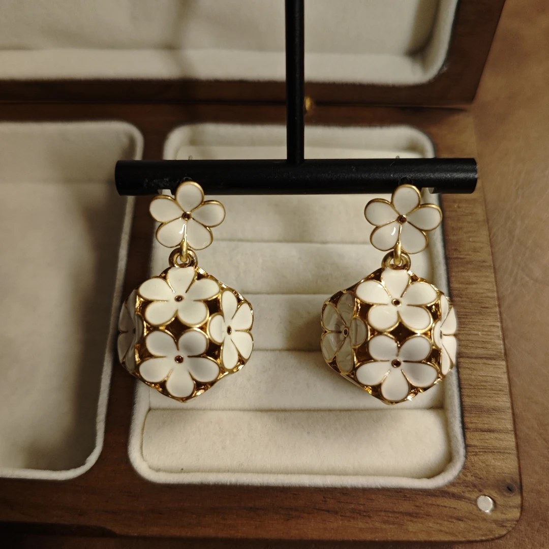 黄铜锆石耳饰 时尚中古VINTAGE 复古白色（略偏杏色）珐琅小花耳饰