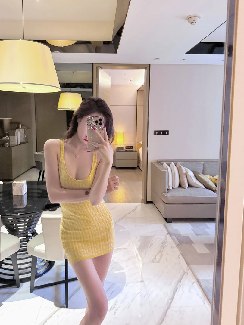 秋季新款爆显白轻奢掐腰印花显瘦连衣裙气质时尚性感小众夏季包臀