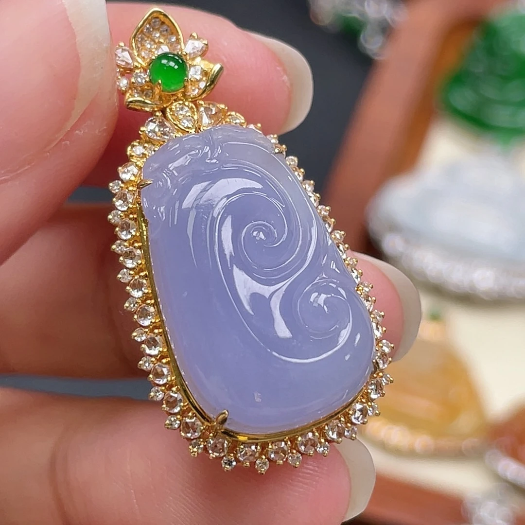 翡翠18K金镶嵌颈饰紫如意