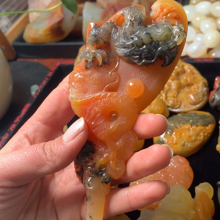 石英质玉（黄龙玉）未镶嵌颈饰