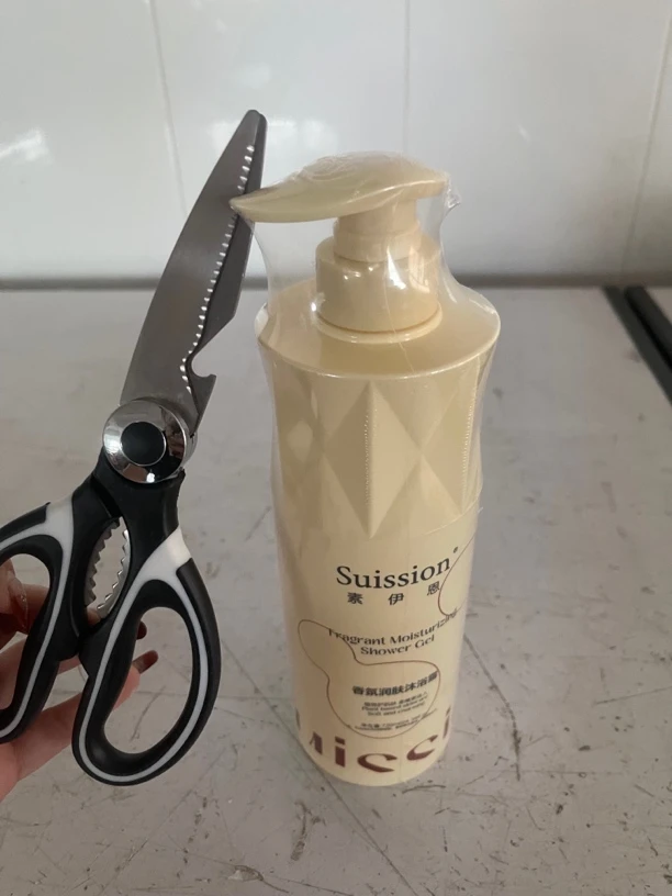 剪刀   (一瓶沐浴露)