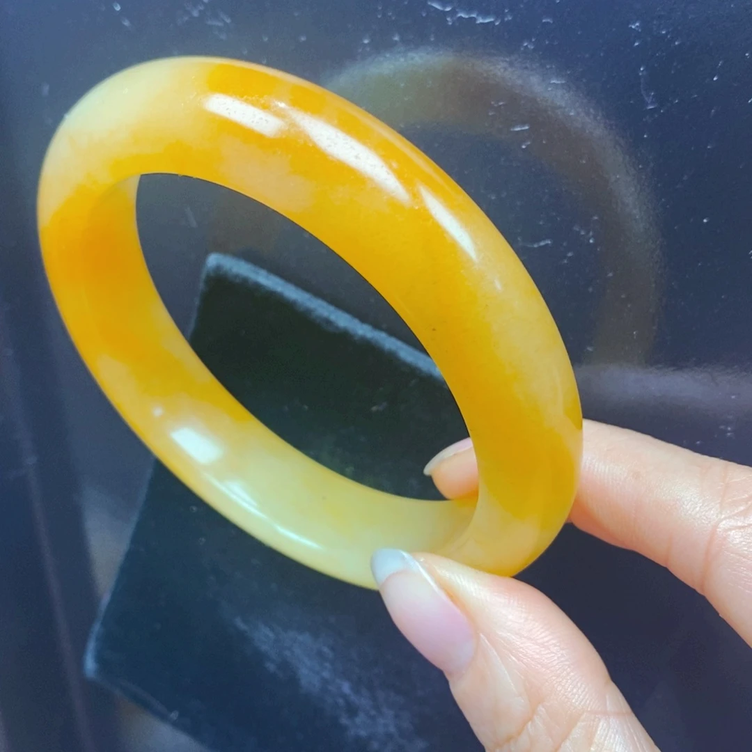 未镶嵌石英质玉（黄龙玉）颈饰