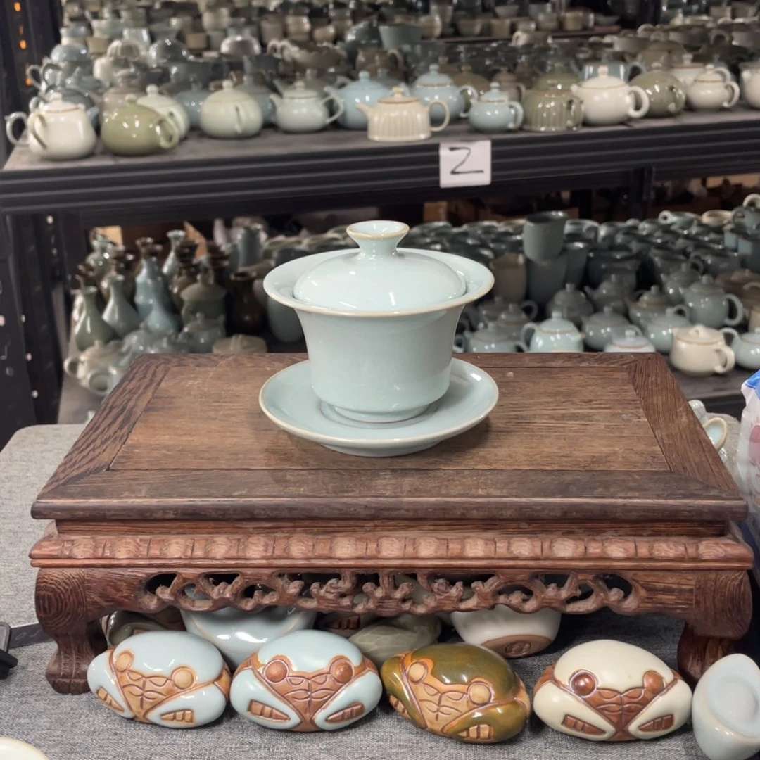 瓷片天青釉手拉支烧马蹄盖碗