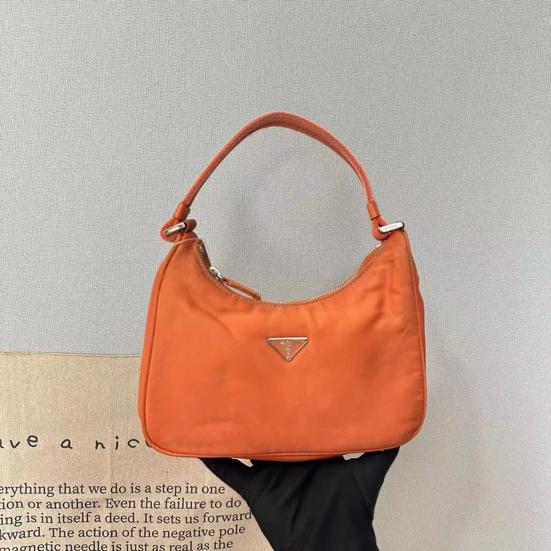 95新 Prada/普拉达 普拉达hobo腋下包/降落伞尼龙单肩包/手提包