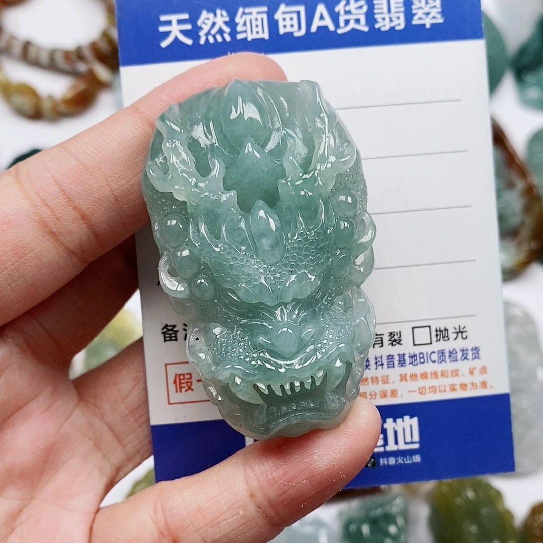 翡翠未镶嵌颈饰龙头
