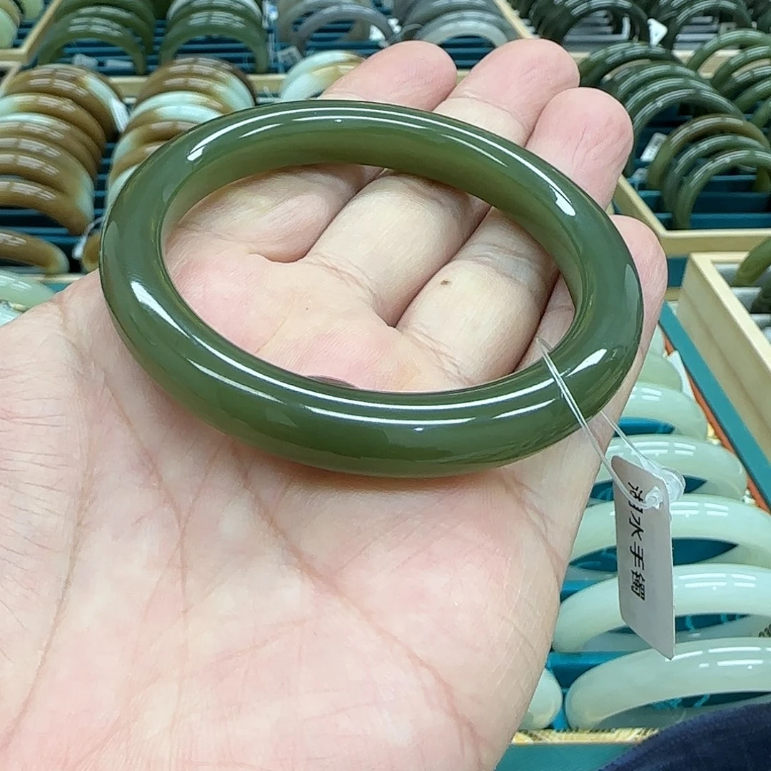 和田玉手镯未镶嵌凡****主