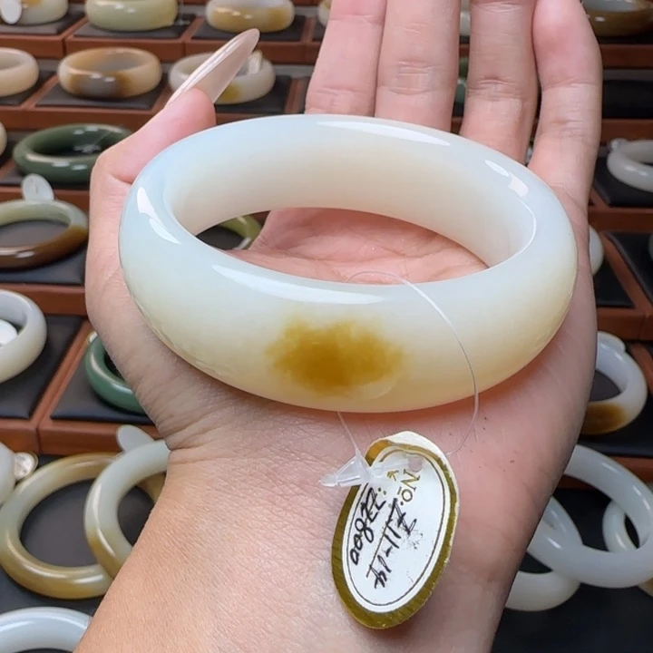 和田玉未镶嵌手镯金糖粉白56宽胎