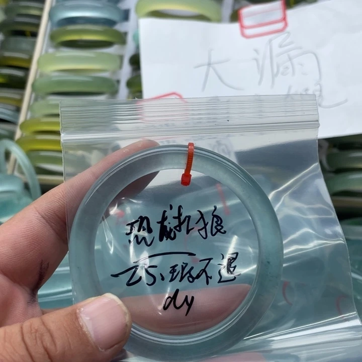 恐***狼石英质玉手镯未镶嵌