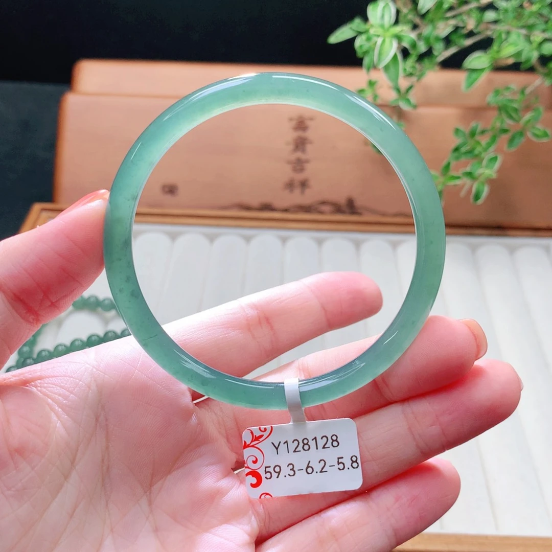 未镶嵌手镯（圆镯）翡翠