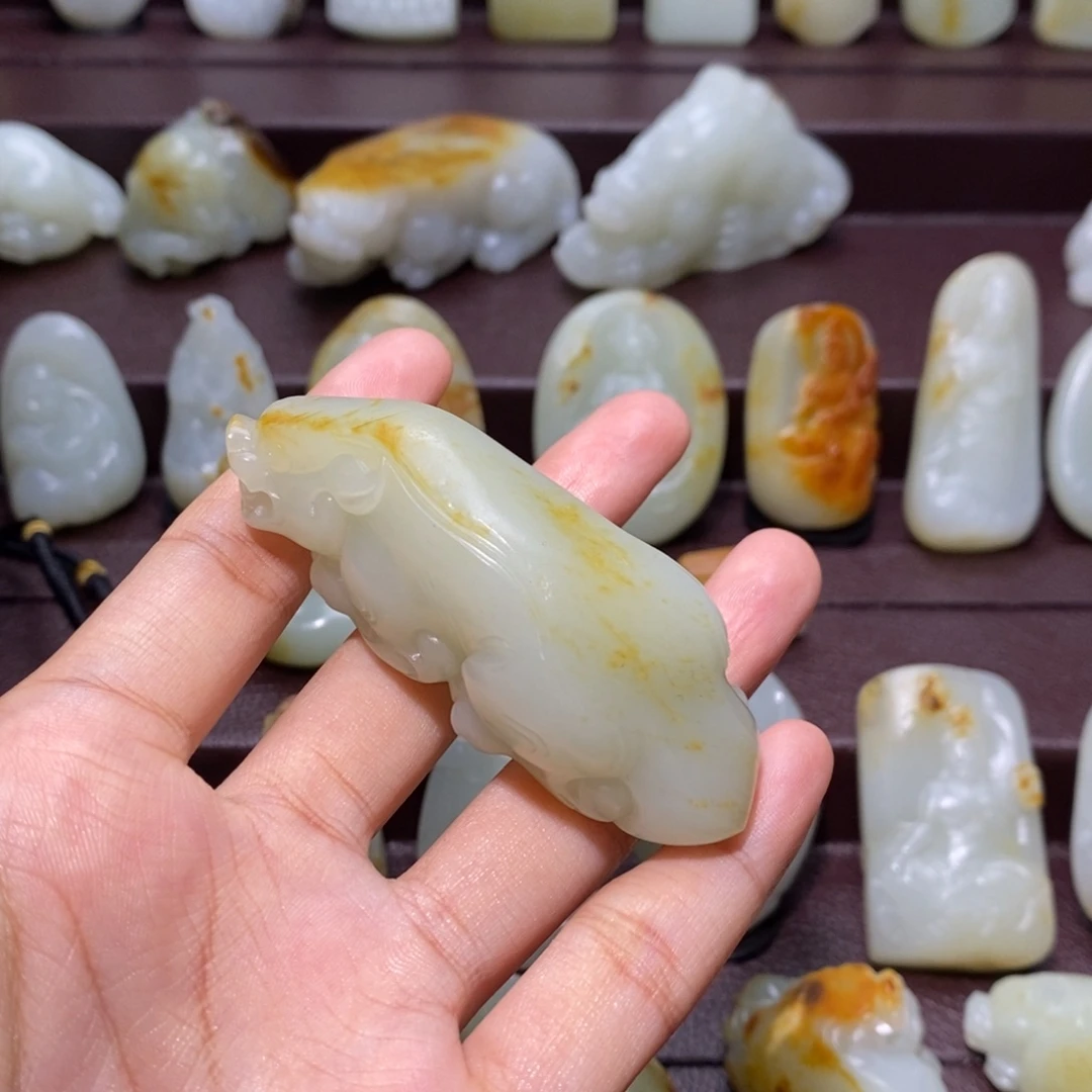 杨***航颈饰未镶嵌和田玉