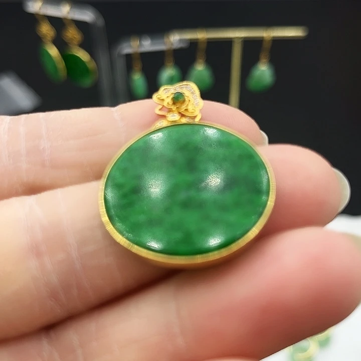 颈饰18K金镶嵌翡翠