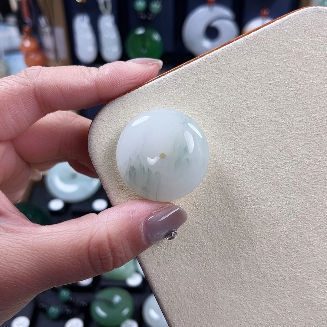 颈饰未镶嵌石英质玉军