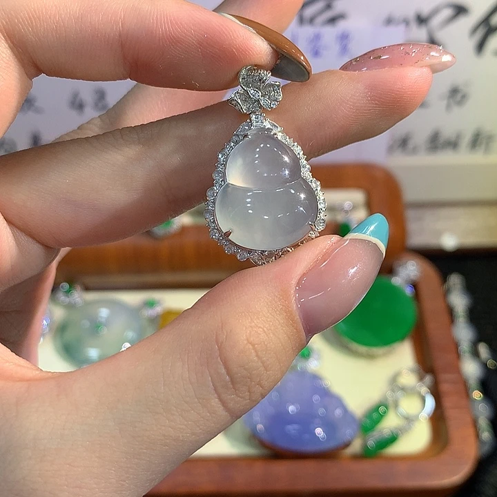 颈饰18K金镶嵌翡翠