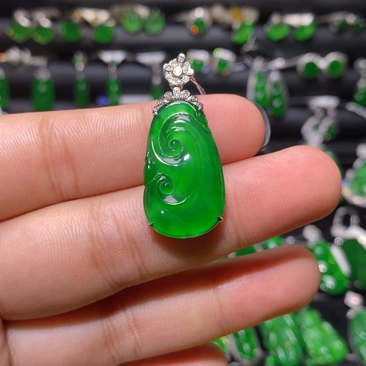 翡翠18K金镶嵌颈饰天然翡翠