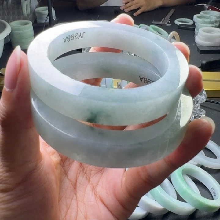 定制翡翠未镶嵌手镯多样性发一