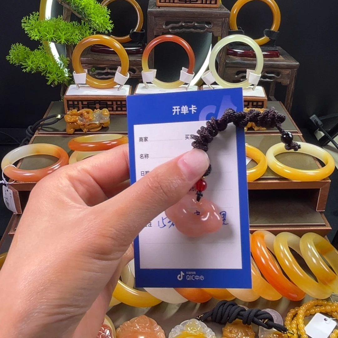 颈饰未镶嵌石英质玉