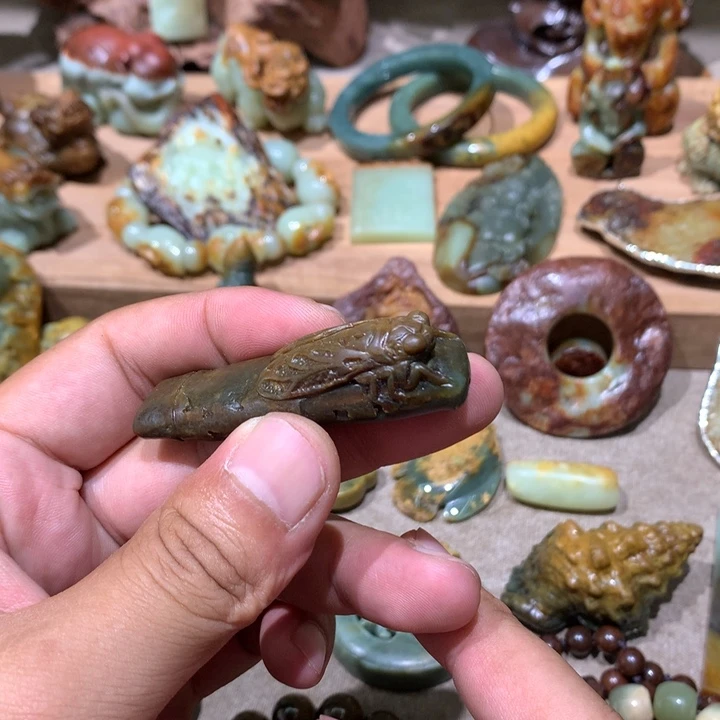 未镶嵌岫岩河磨玉（透闪石质玉）挂件
