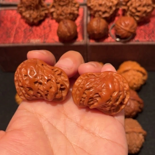 文玩核桃吊坠犀牛望月