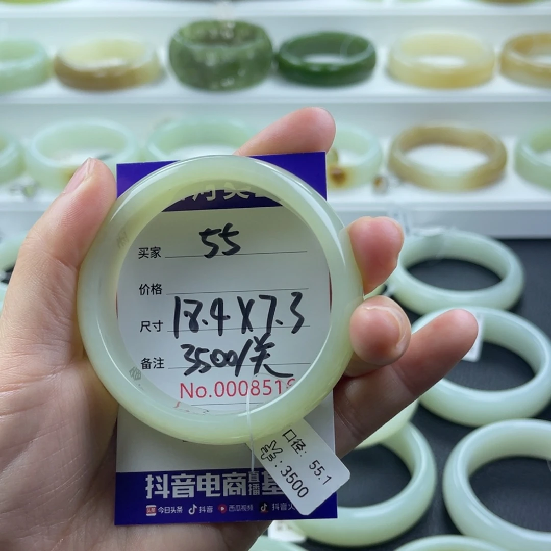 玖***柒和田玉手镯未镶嵌