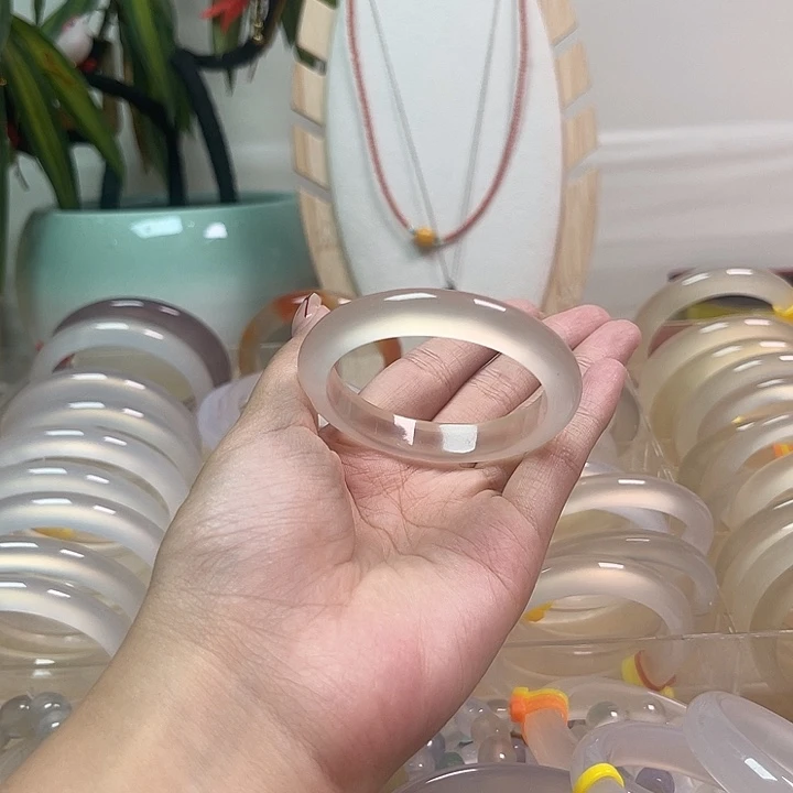 手镯玛瑙/玉髓未镶嵌i