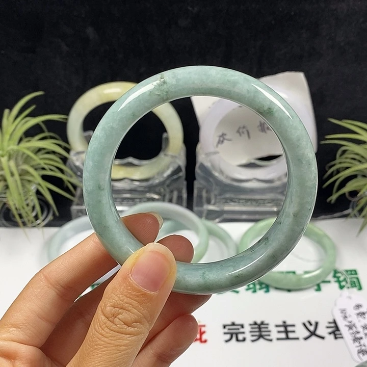 翡翠未镶嵌手镯57号。 59.圈