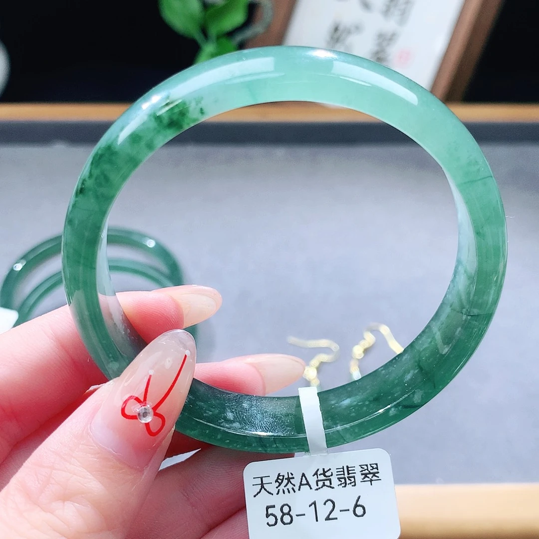 翡翠未镶嵌手镯（圆镯）