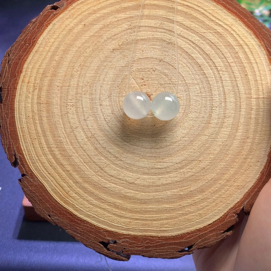 柒***:翡翠未镶嵌手链12mm白冰