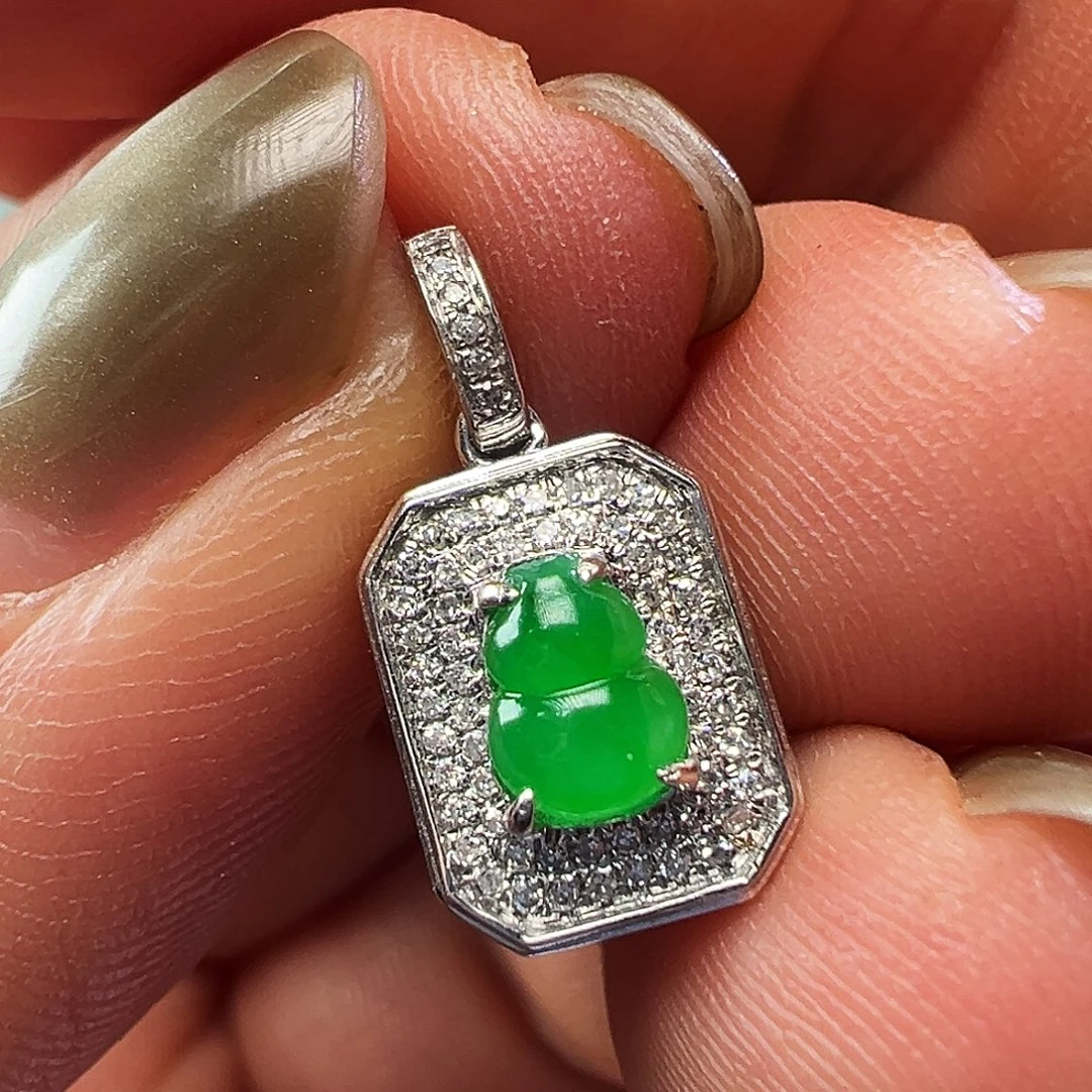 翡翠18K金镶嵌颈饰吊坠