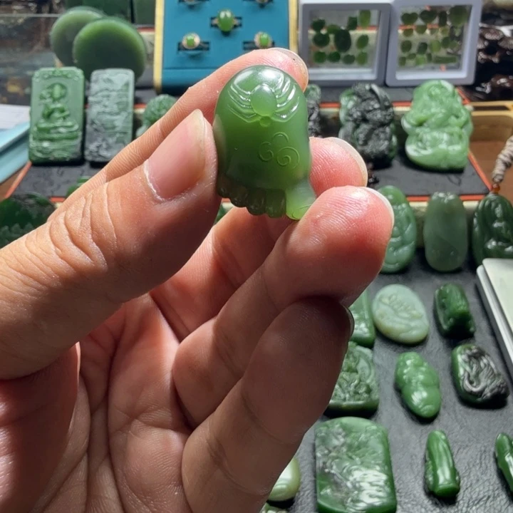 和田玉（碧玉）未镶嵌颈饰和田玉碧玉粉青带绿底，知足常乐