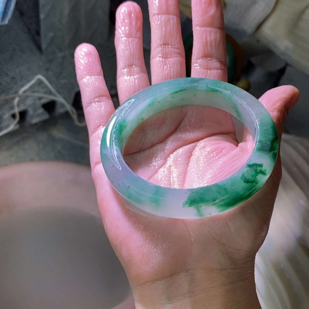 昊***天石英质玉（非洲翠）未镶嵌手镯定制