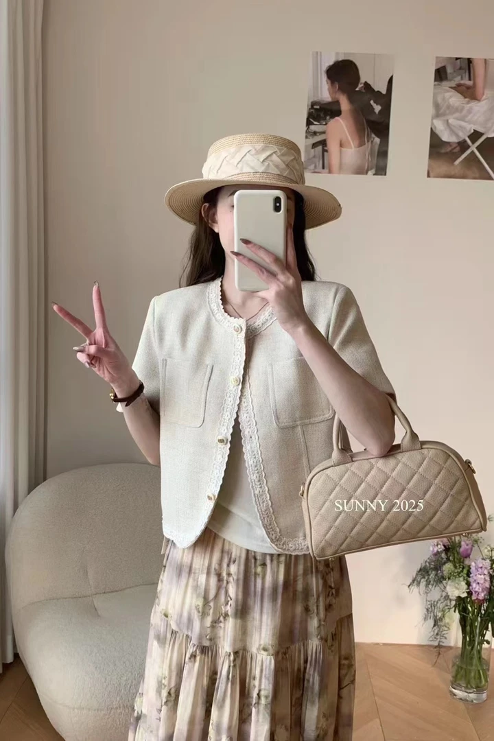 Meiky饼 复古时尚 别致扣子蕾丝花边拼接小香外套