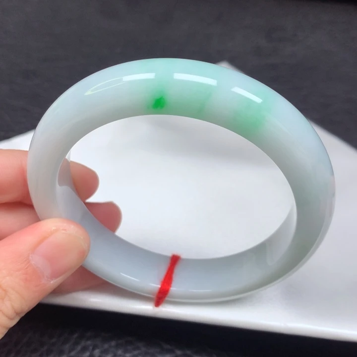 翡翠手镯未镶嵌。