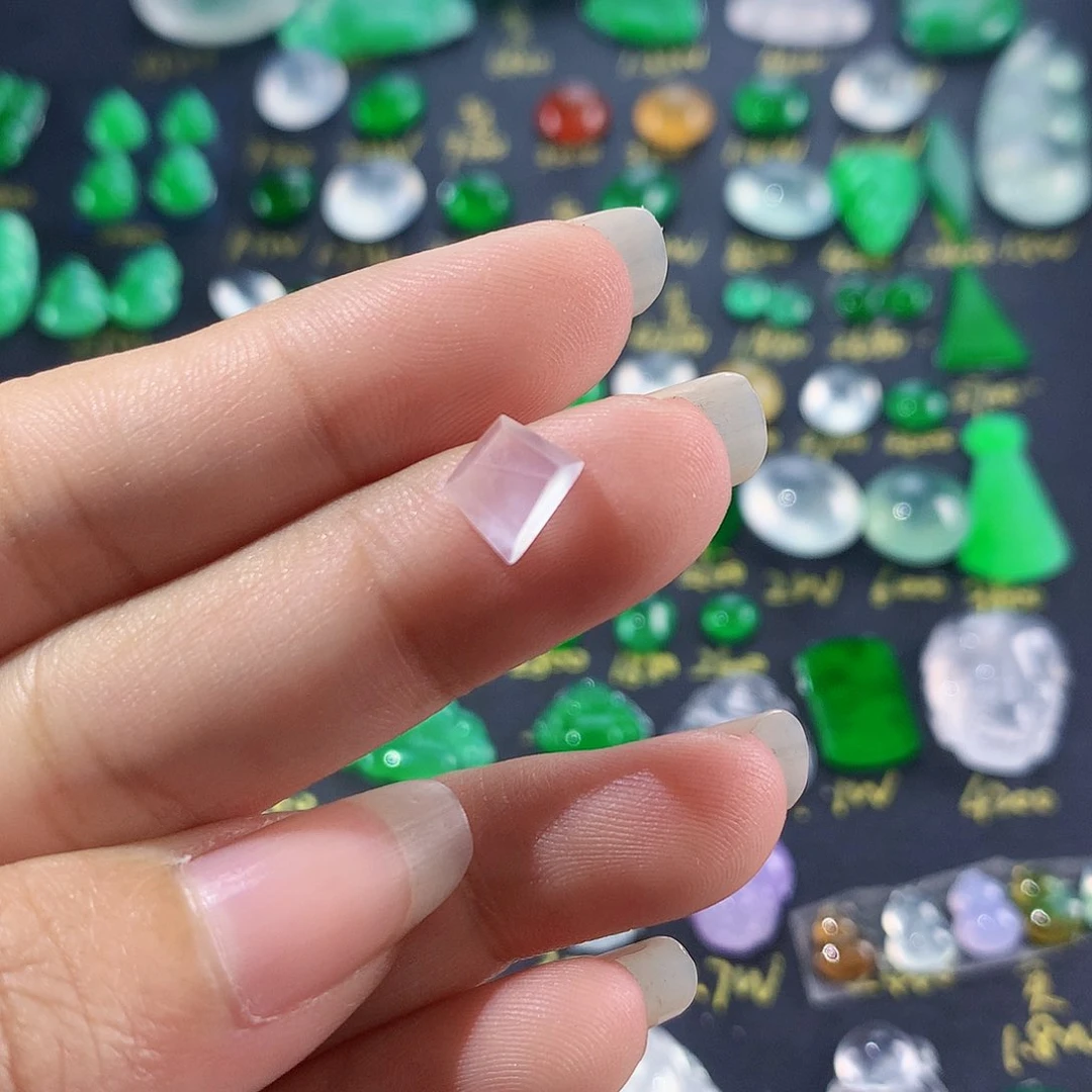 【闪购商品】翡翠颈饰未镶嵌切割