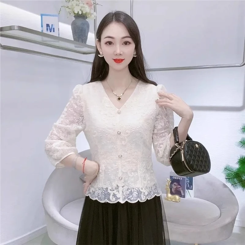 法式气质V领蕾丝衫女春秋新款七分袖百搭打底衫减龄甜美洋气上衣